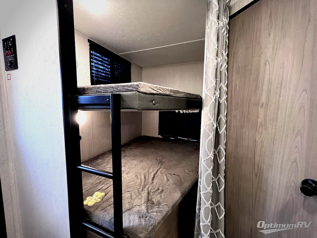 2022 Dutchmen Coleman Lantern Series 242BH Photo 11