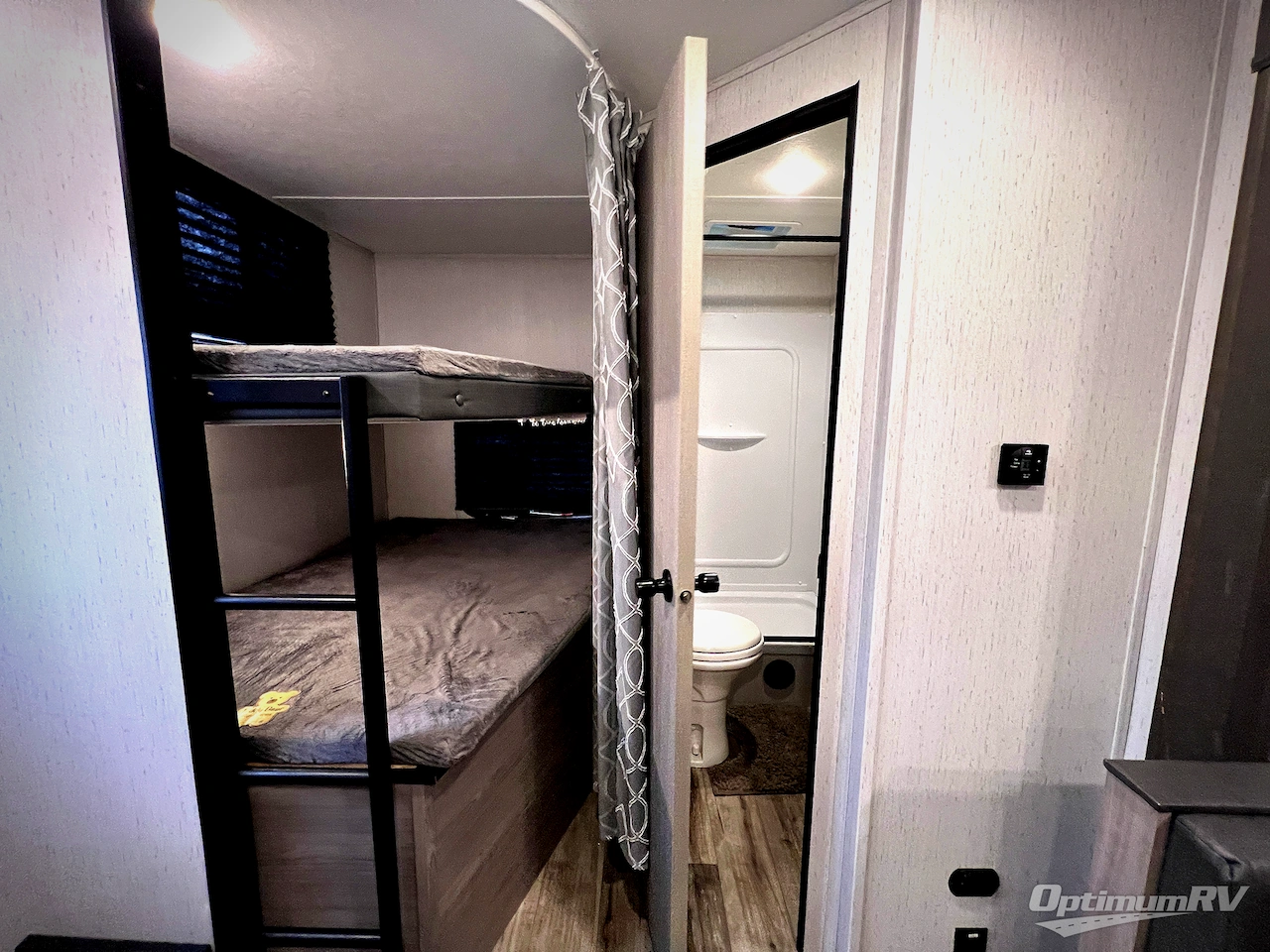 2022 Dutchmen Coleman Lantern Series 242BH Photo 12