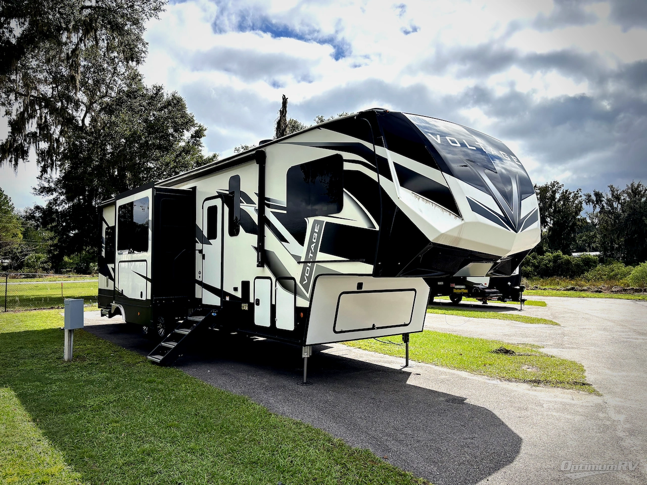 2021 Dutchmen Voltage 3635 Photo 1