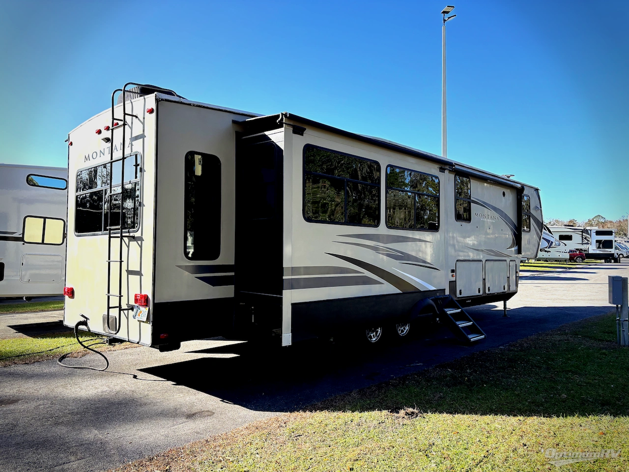 2019 Keystone Montana High Country 385BR Photo 2