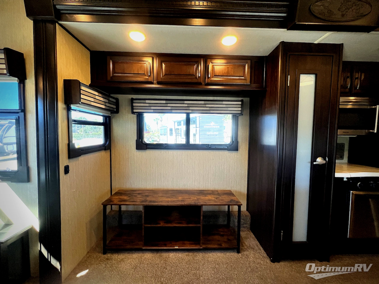 2018 Palomino Columbus F366RL Photo 9