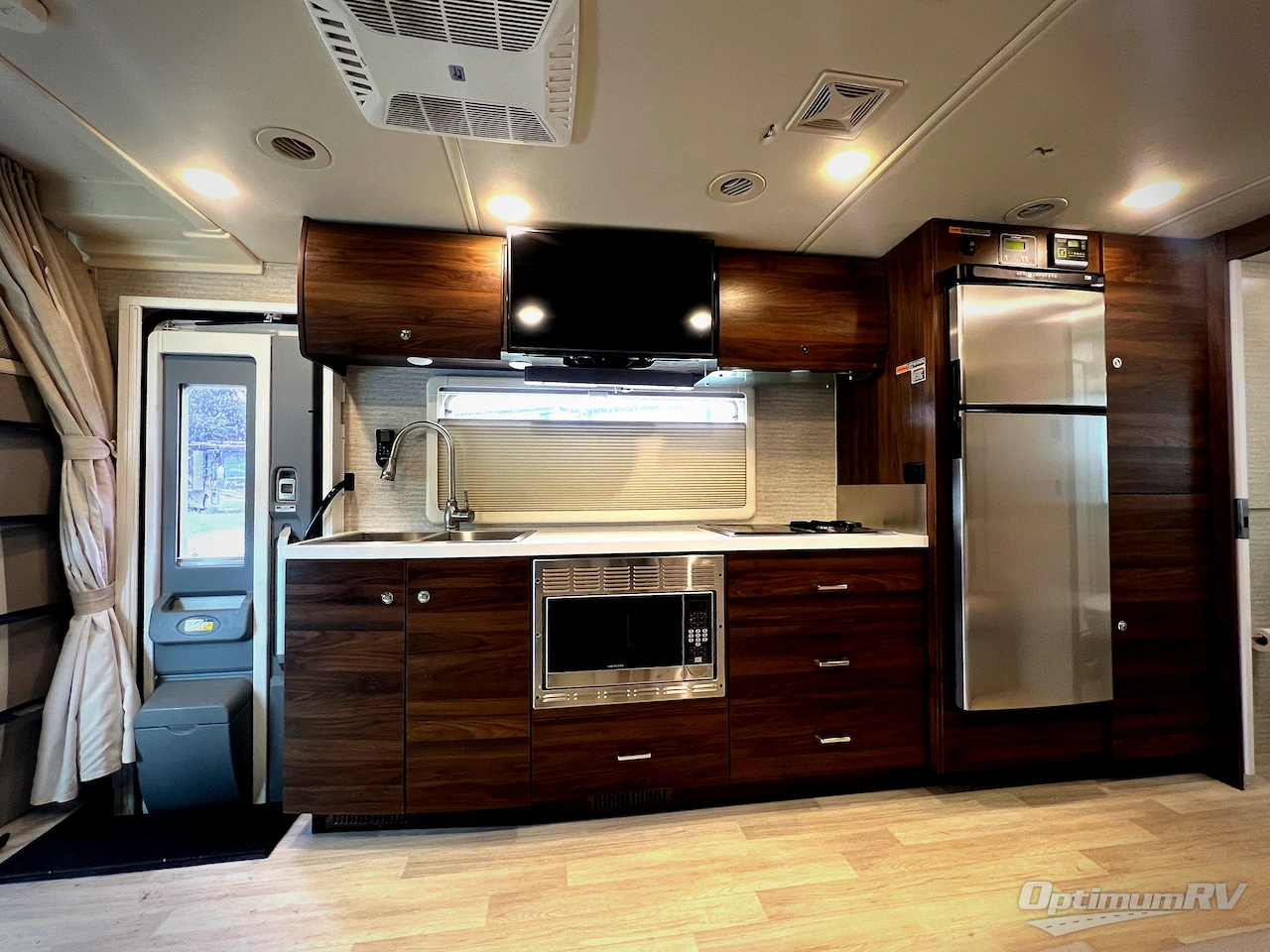 2021 Winnebago Navion 24D Photo 9
