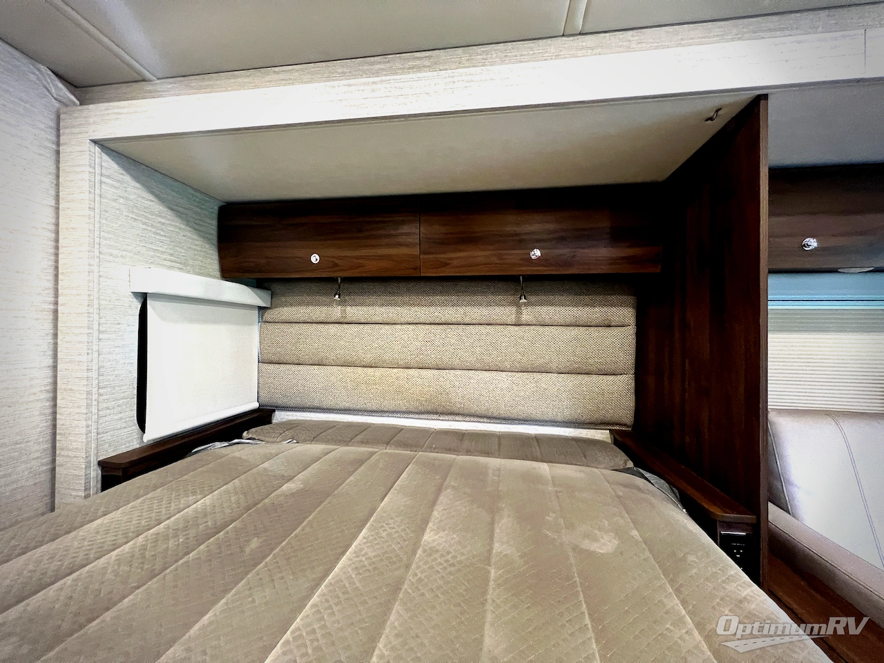 2021 Winnebago Navion 24D Photo 17