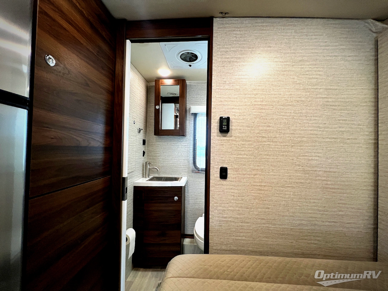 2021 Winnebago Navion 24D Photo 18