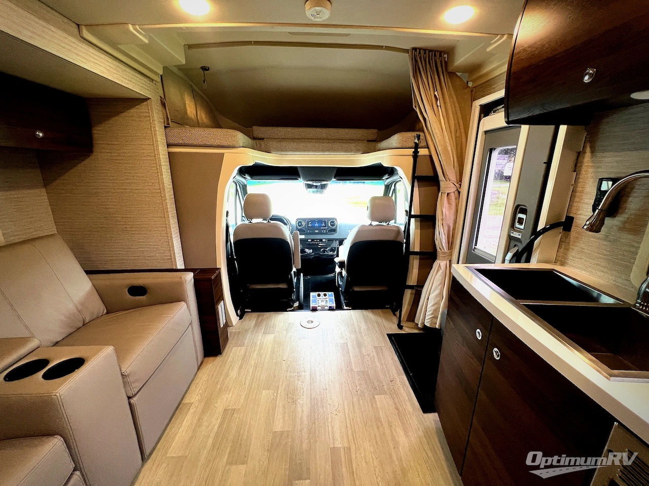 2021 Winnebago Navion 24D Photo 21