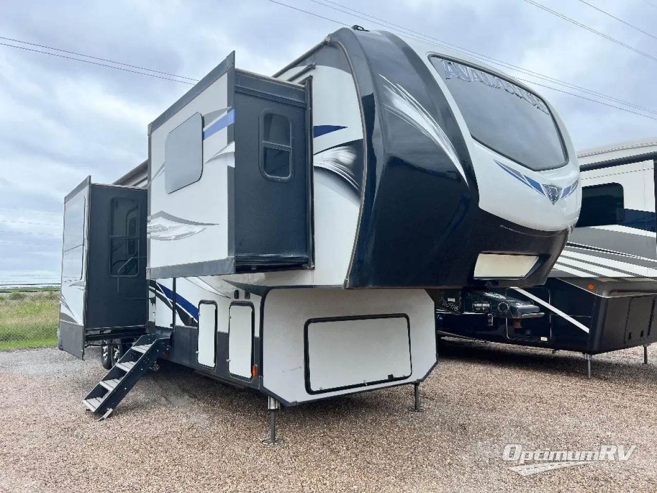 2019 Keystone Avalanche 383FL Photo 1