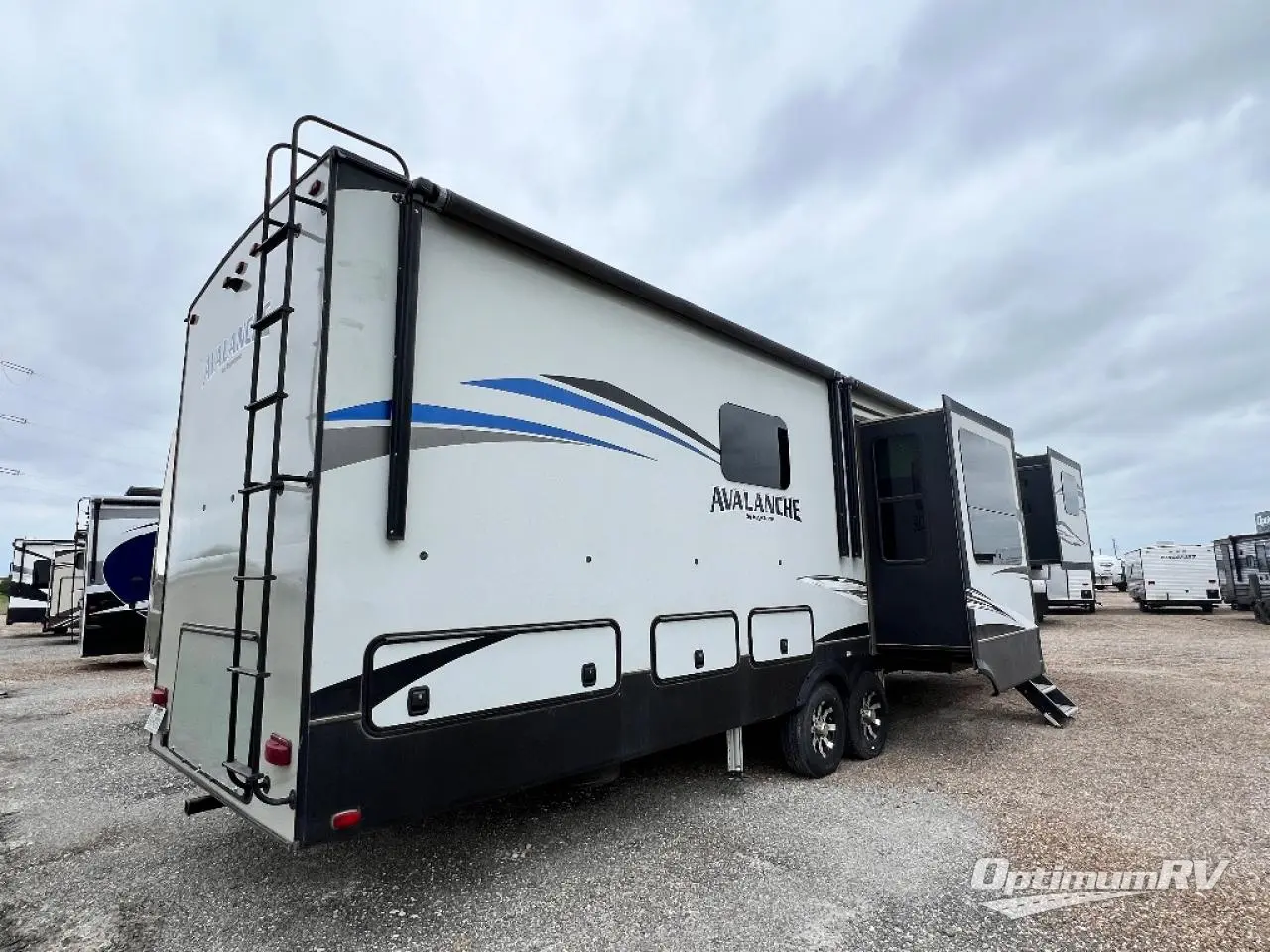2019 Keystone Avalanche 383FL Photo 2