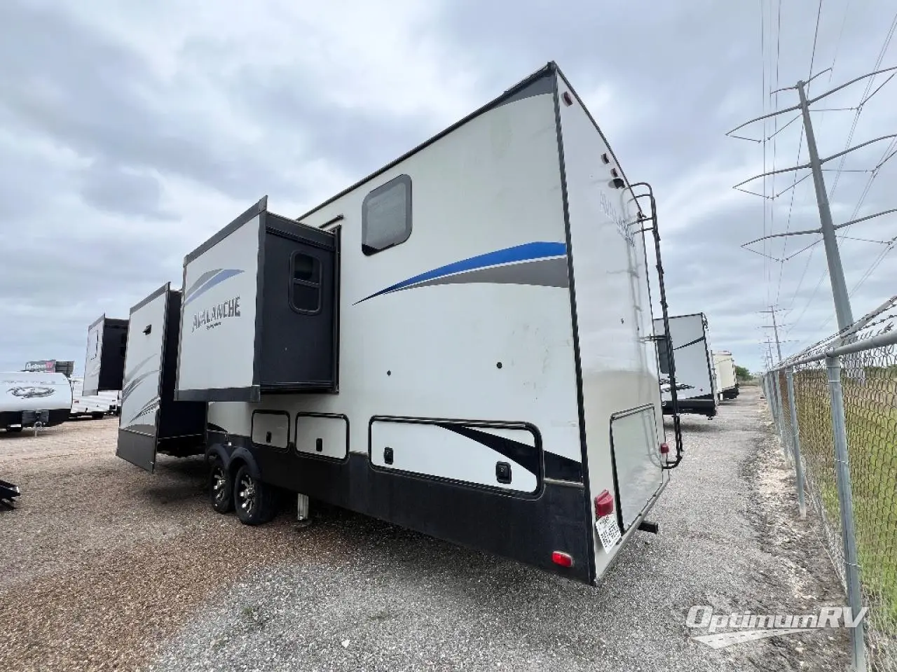 2019 Keystone Avalanche 383FL Photo 3
