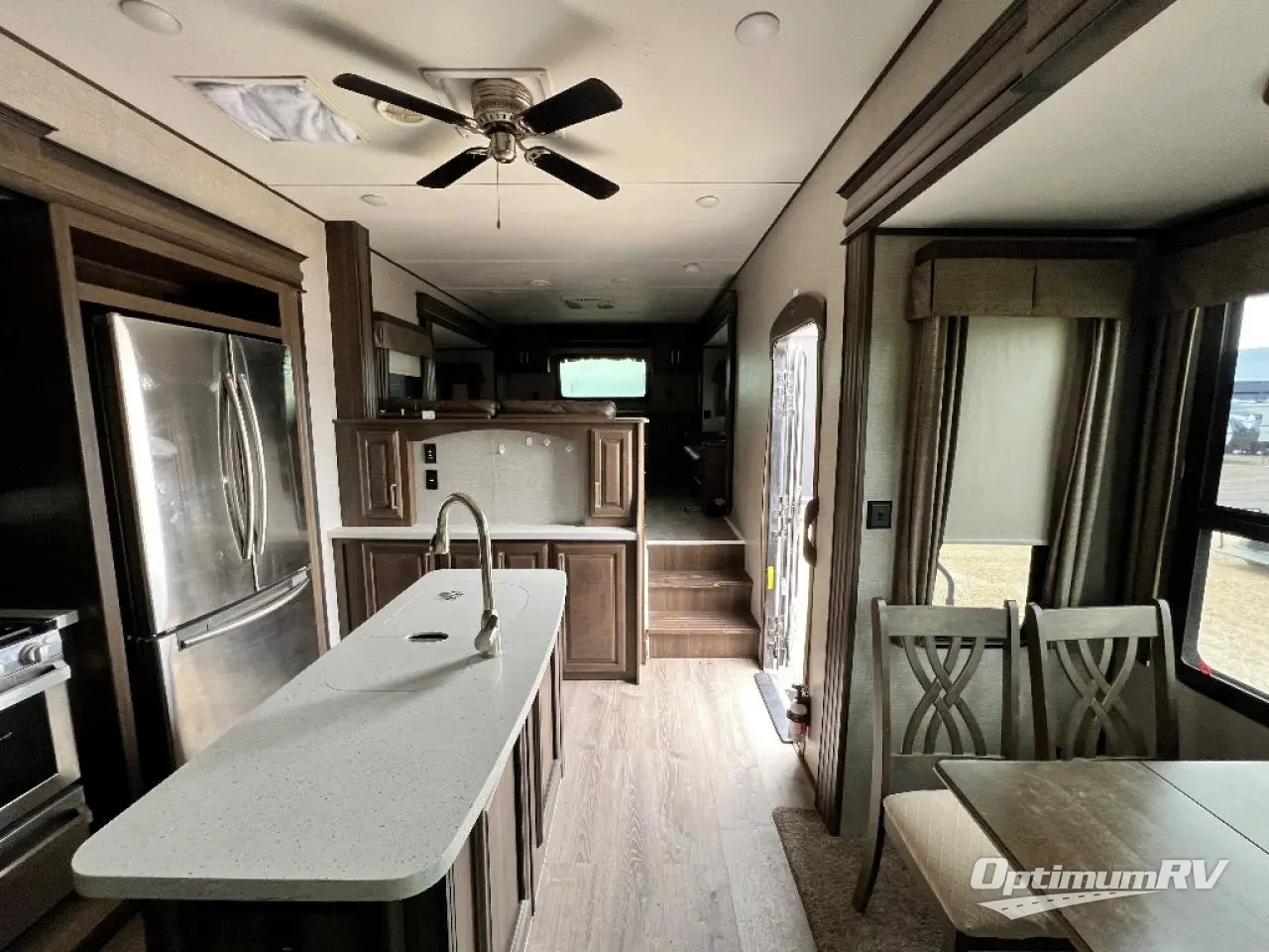 2019 Keystone Avalanche 383FL Photo 5
