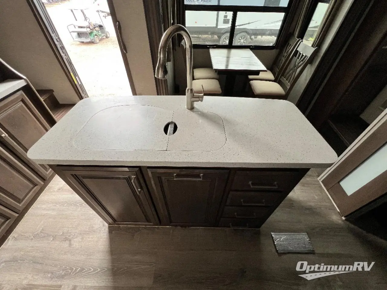 2019 Keystone Avalanche 383FL Photo 6