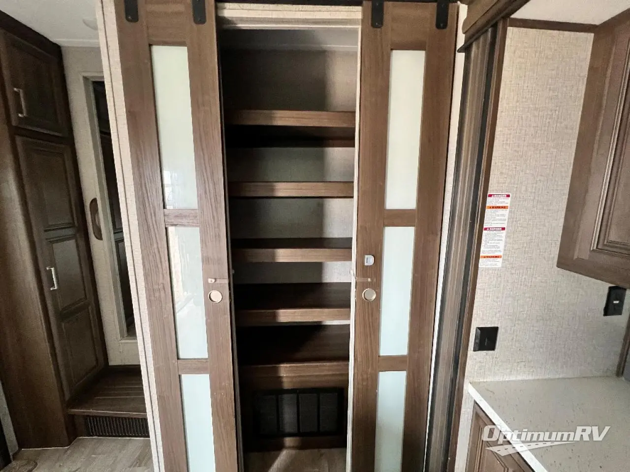 2019 Keystone Avalanche 383FL Photo 8