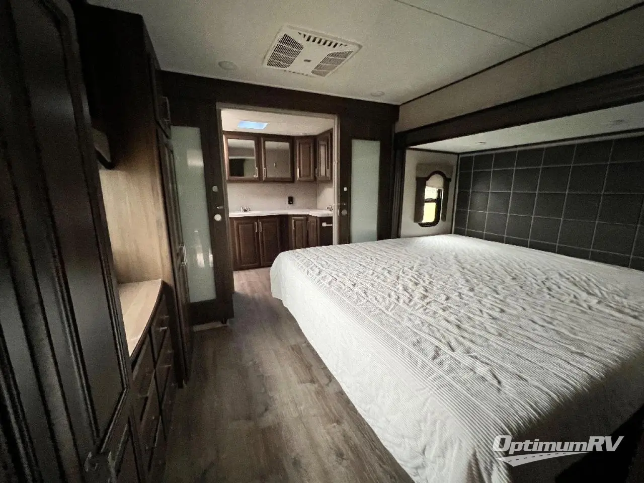 2019 Keystone Avalanche 383FL Photo 16