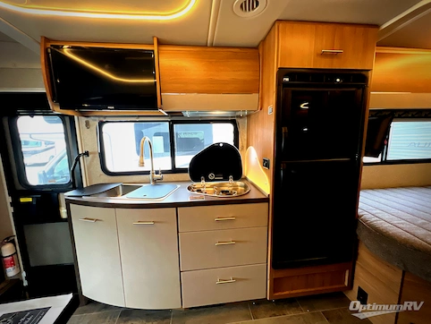 2019 Winnebago Navion 24J RV Photo 2