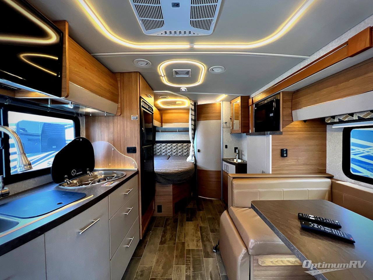 2019 Winnebago Navion 24J Photo 2