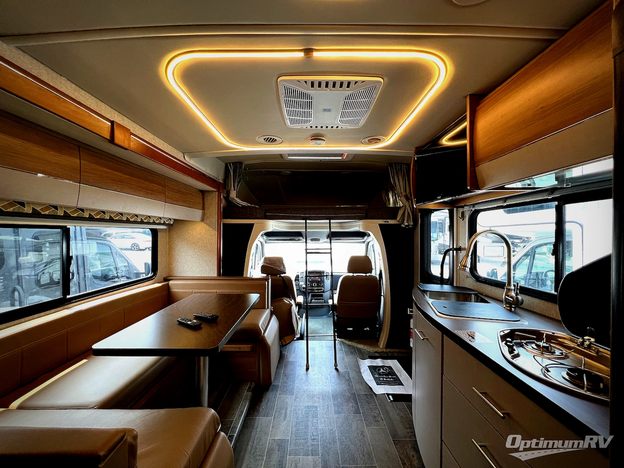 2019 Winnebago Navion 24J Photo 3