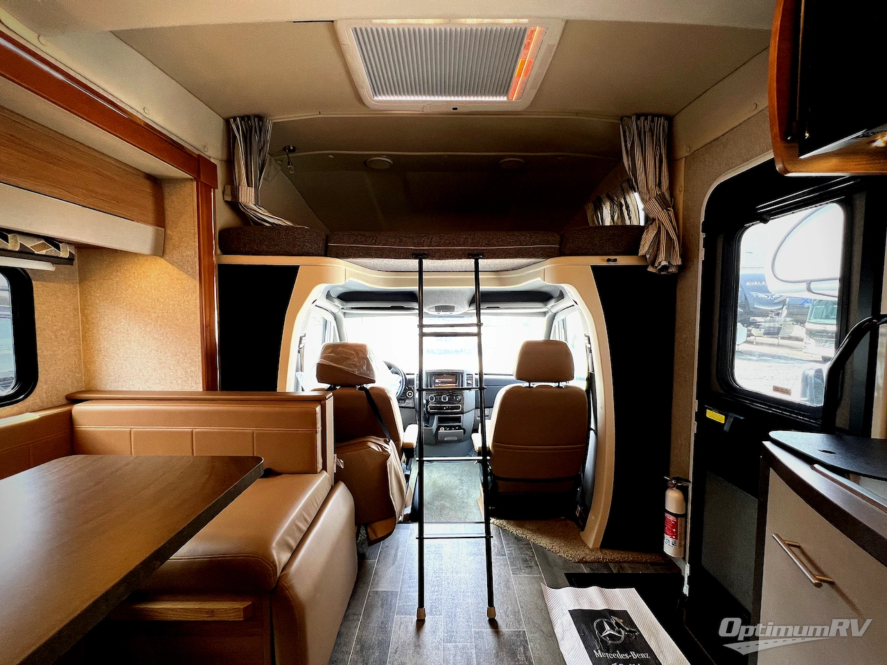2019 Winnebago Navion 24J Photo 4