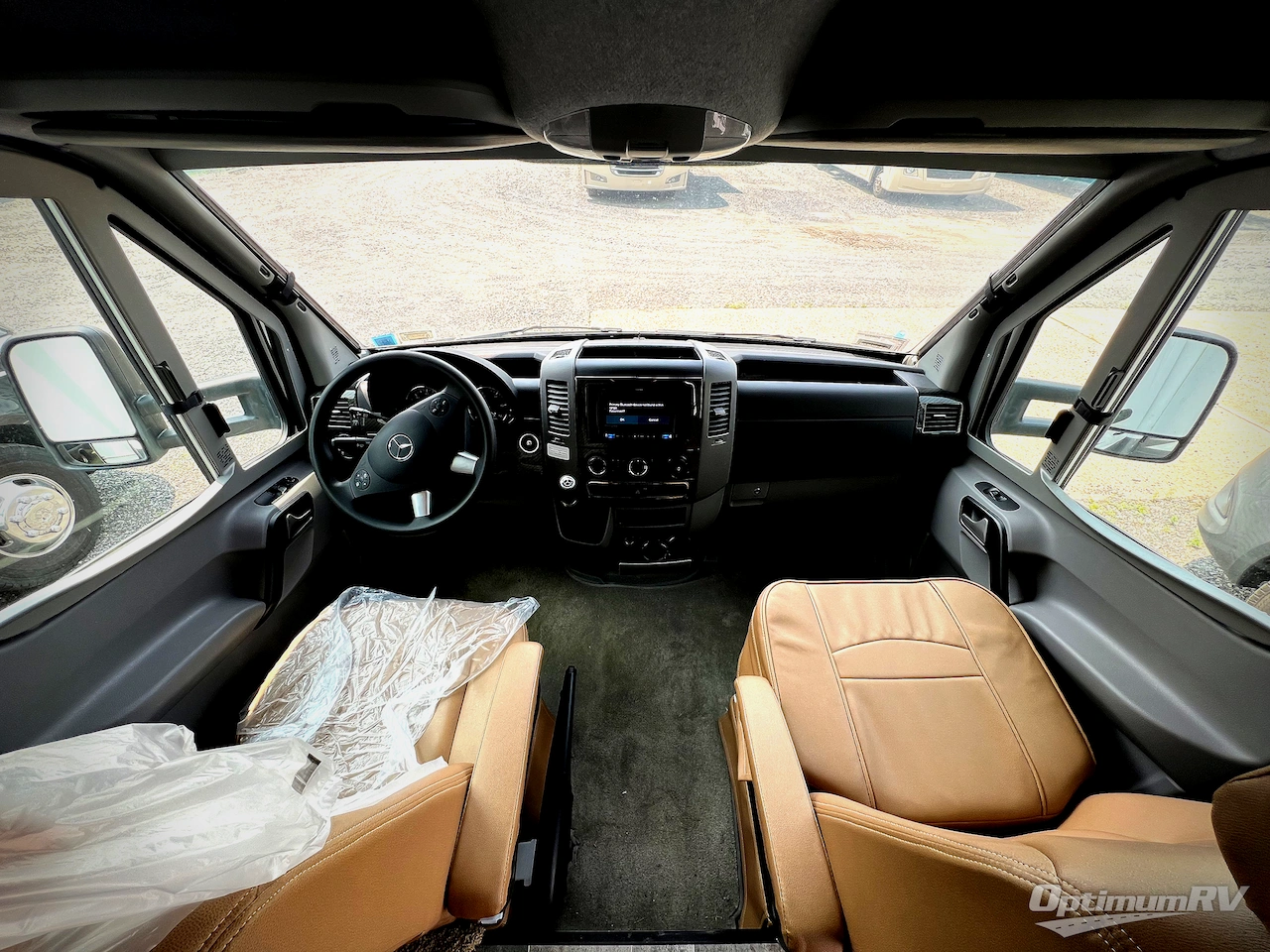 2019 Winnebago Navion 24J Photo 6