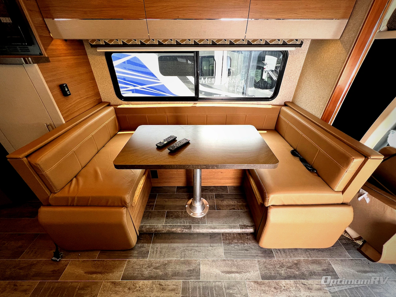 2019 Winnebago Navion 24J Photo 7