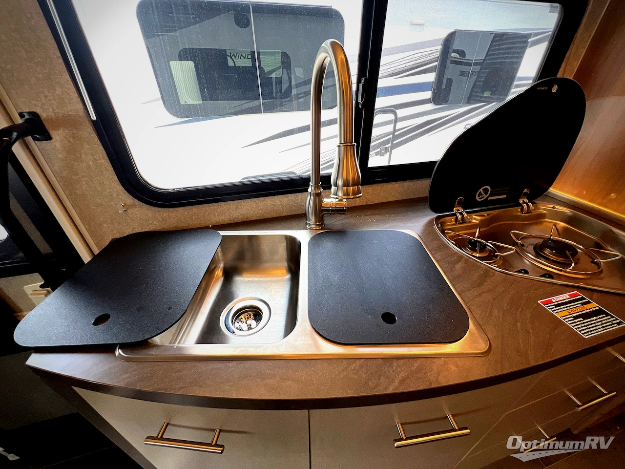 2019 Winnebago Navion 24J Photo 10