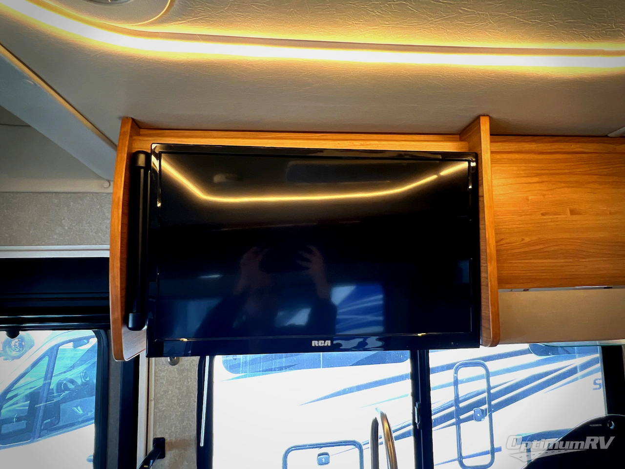 2019 Winnebago Navion 24J Photo 9