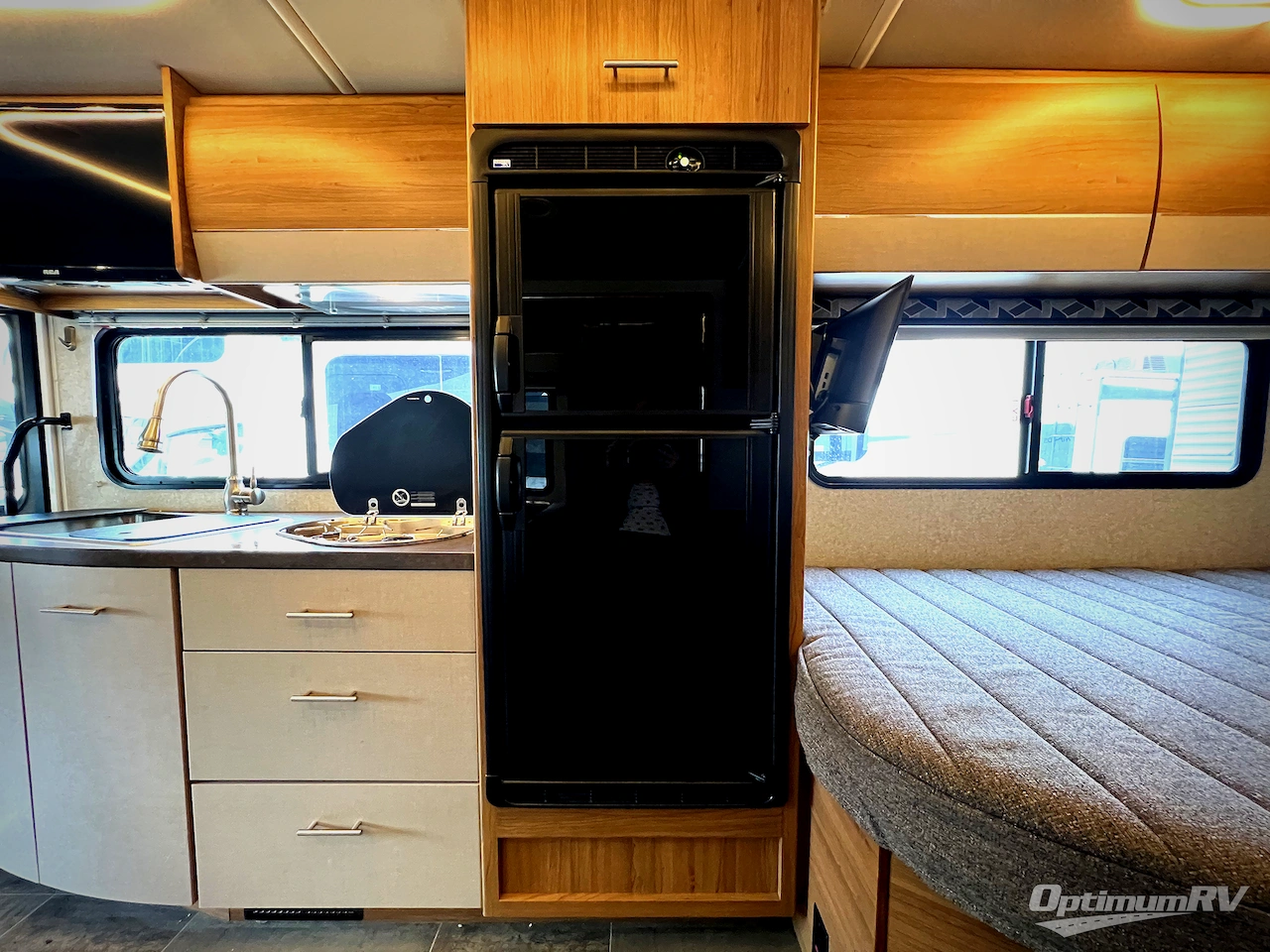 2019 Winnebago Navion 24J Photo 12