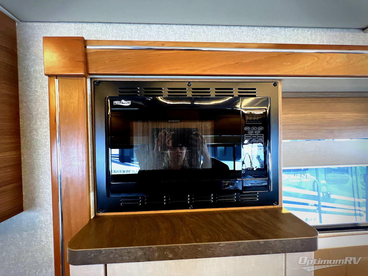 2019 Winnebago Navion 24J Photo 14