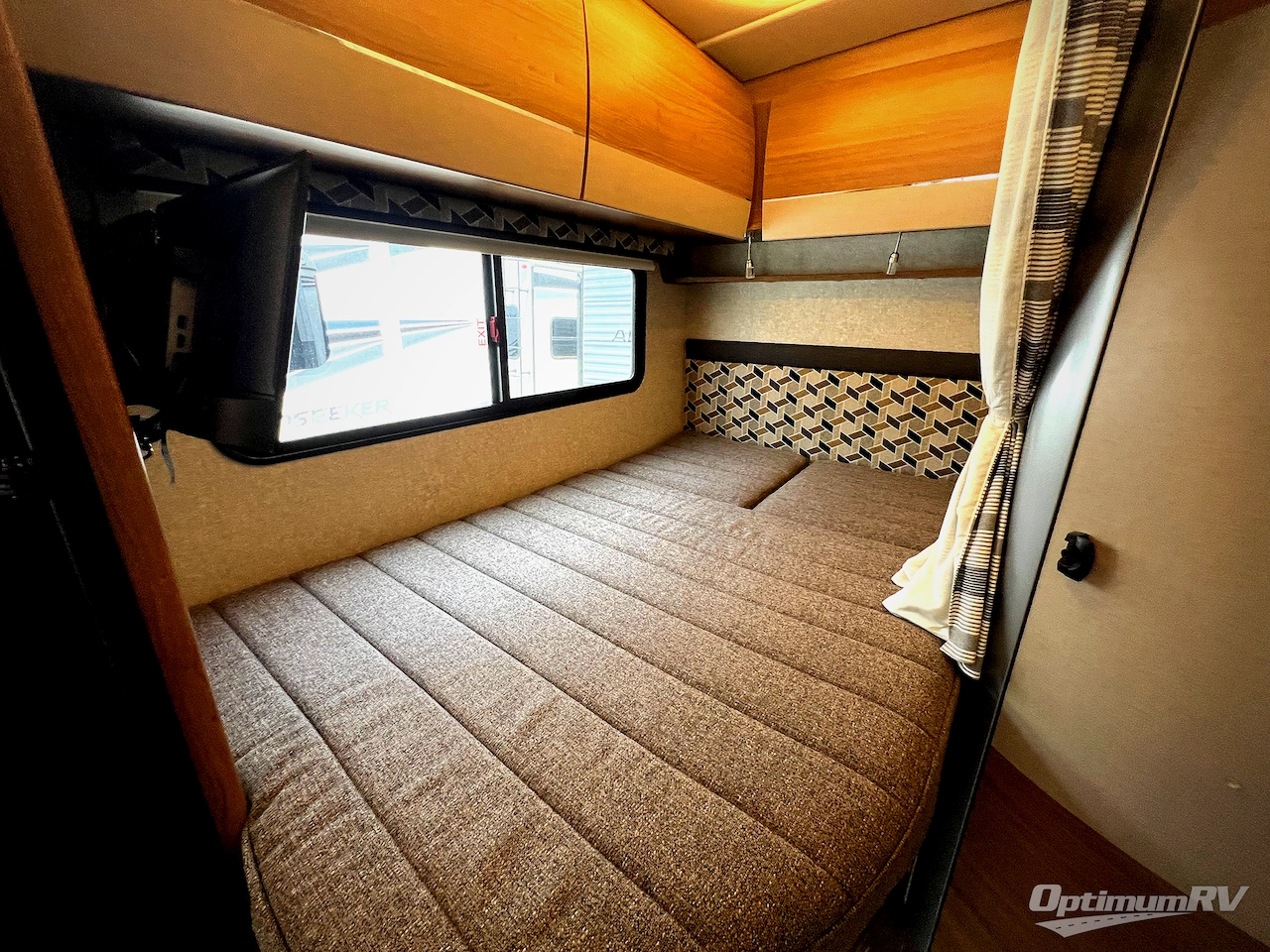 2019 Winnebago Navion 24J Photo 16