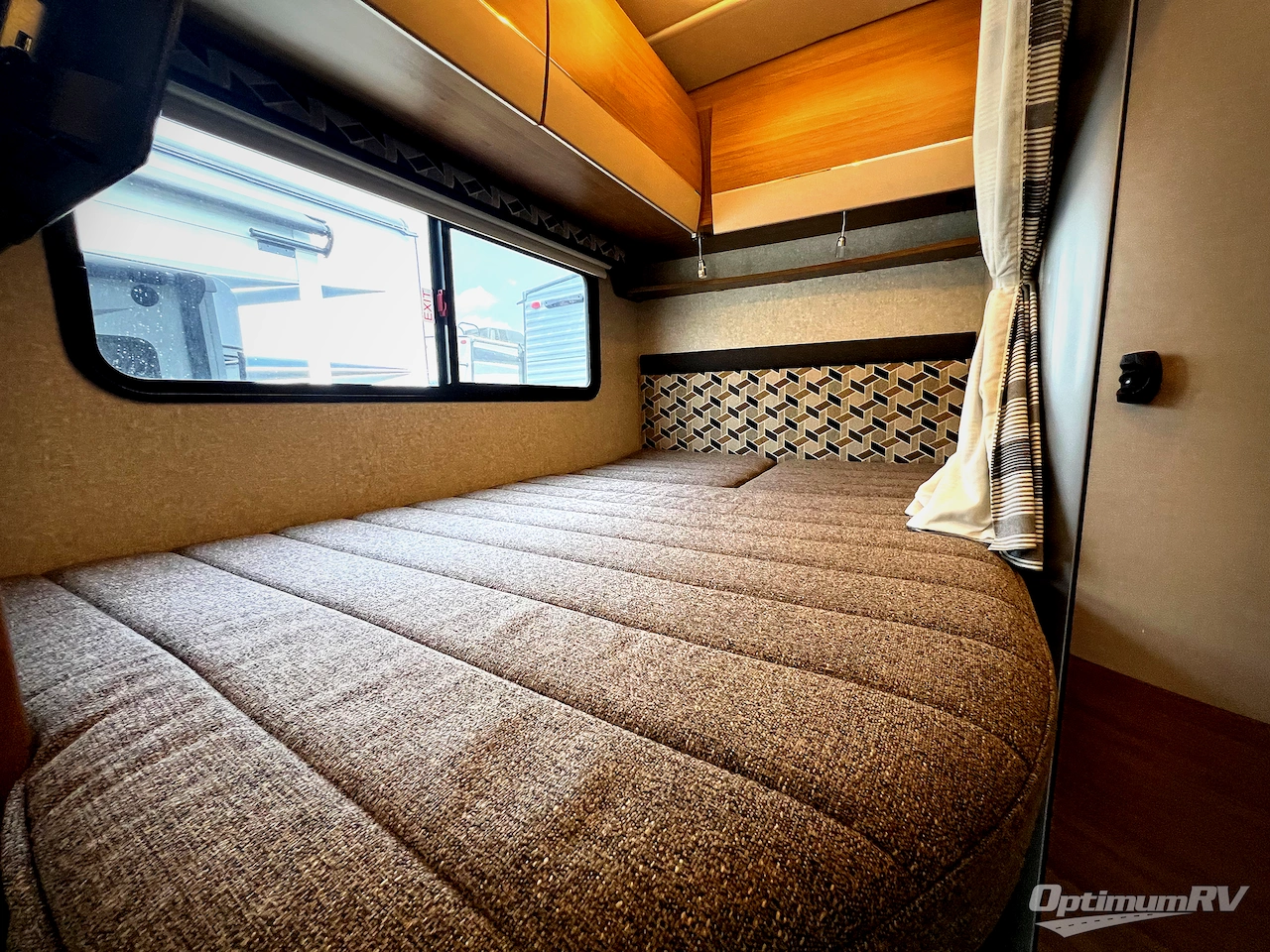 2019 Winnebago Navion 24J Photo 17