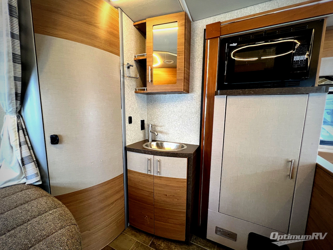 2019 Winnebago Navion 24J Photo 19