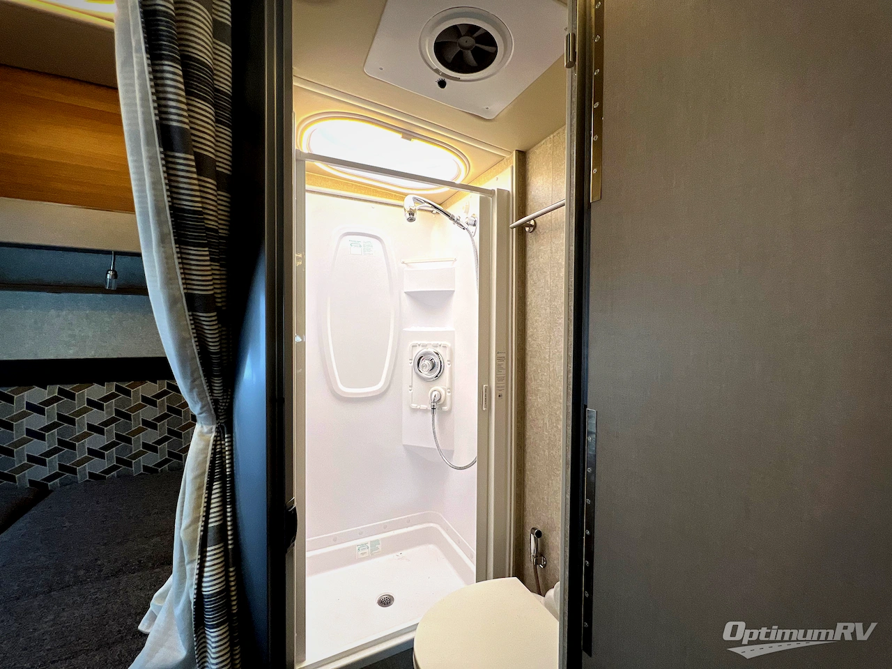 2019 Winnebago Navion 24J Photo 21