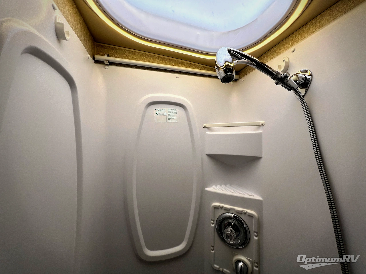 2019 Winnebago Navion 24J Photo 23