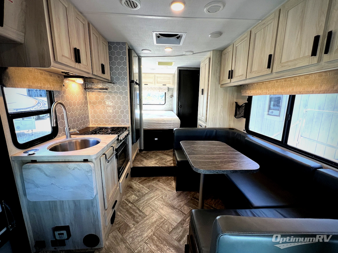 2021 Ford E-350 photo 3