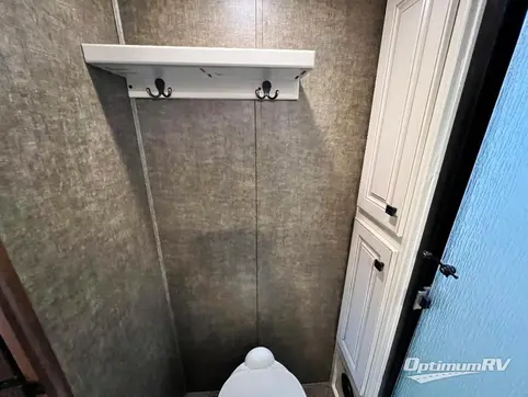 2015 Heartland Gateway 3300ML RV Photo 4