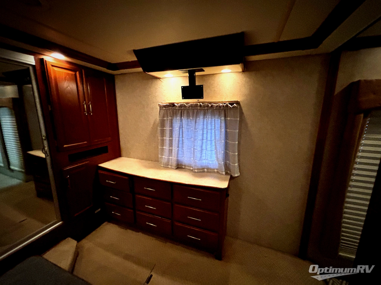 2008 Fleetwood Discovery 40X Photo 16