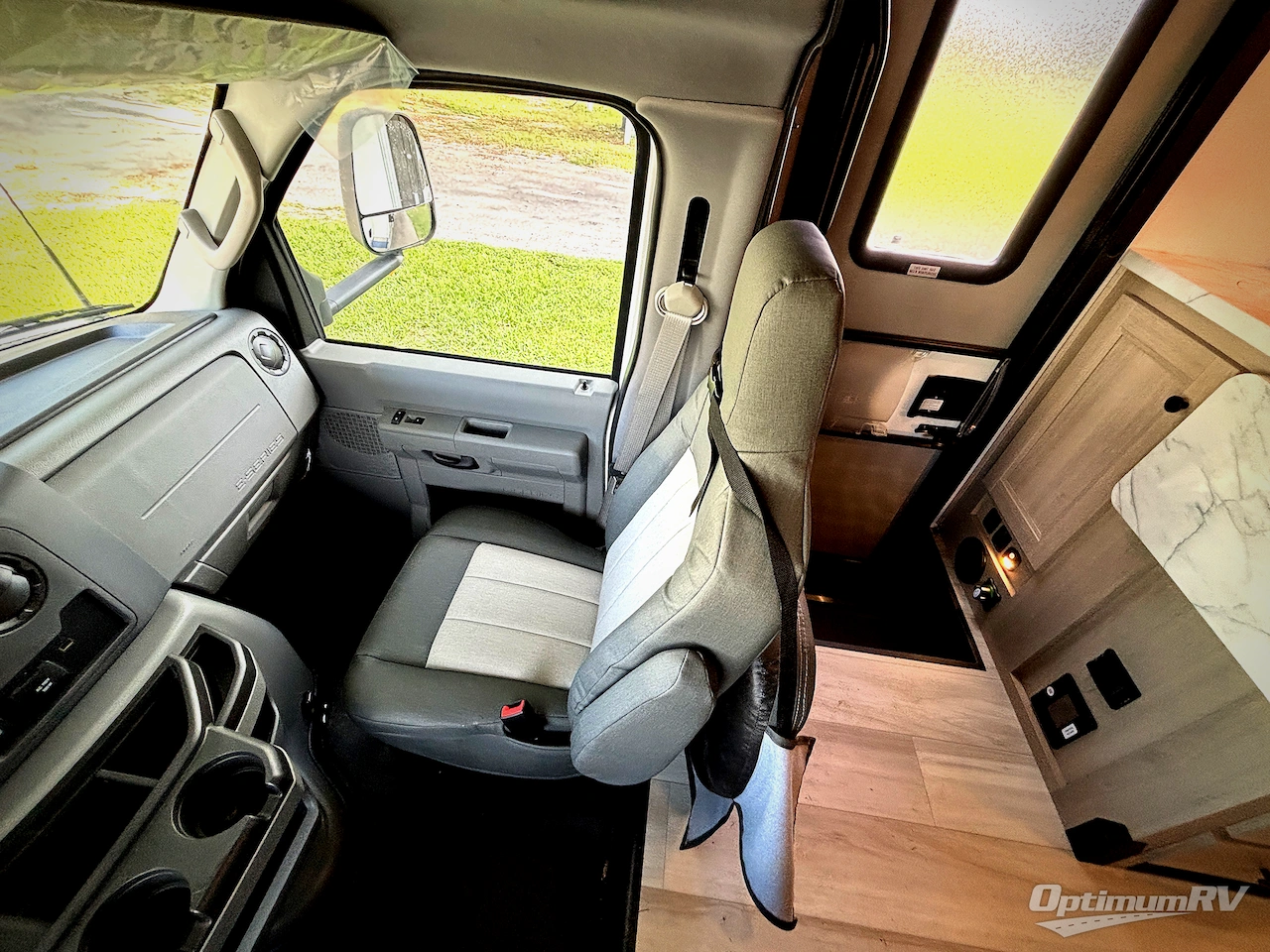 2027 Forest River Sunseeker 2440DS Photo 9