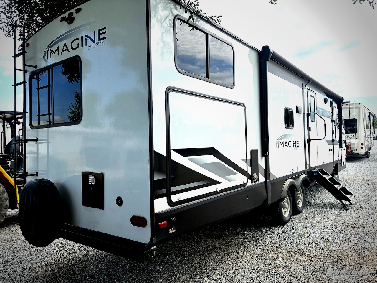 2022 Grand Design Imagine 3250BH Photo 2