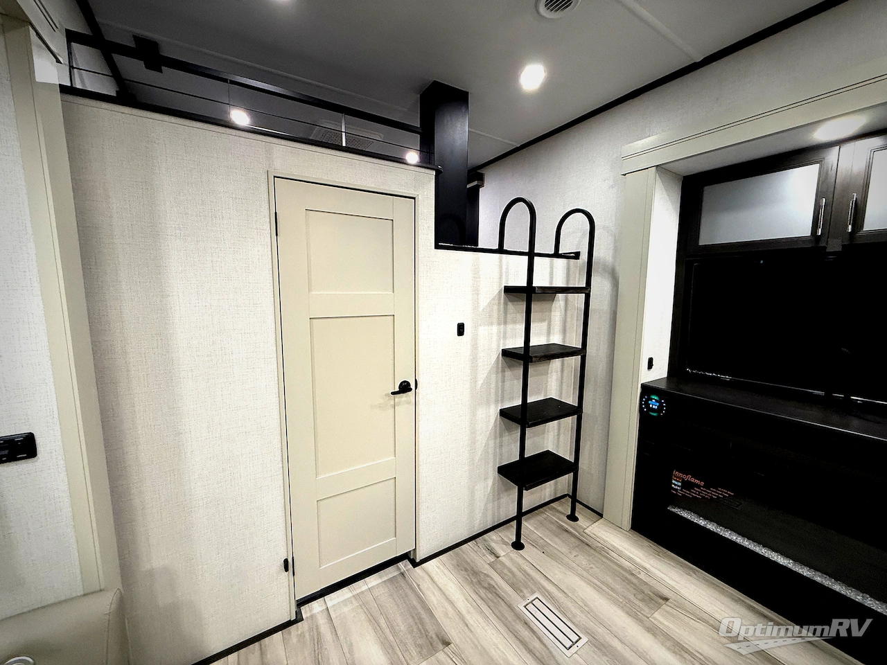 2026 Keystone Alpine Avalanche Edition 390DS Photo 13