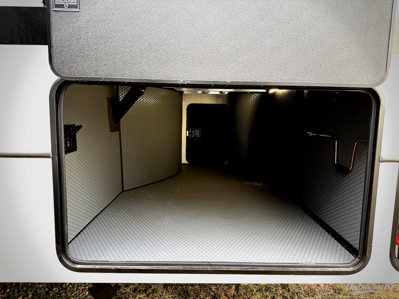 2026 Keystone Alpine Avalanche Edition 390DS Photo 29