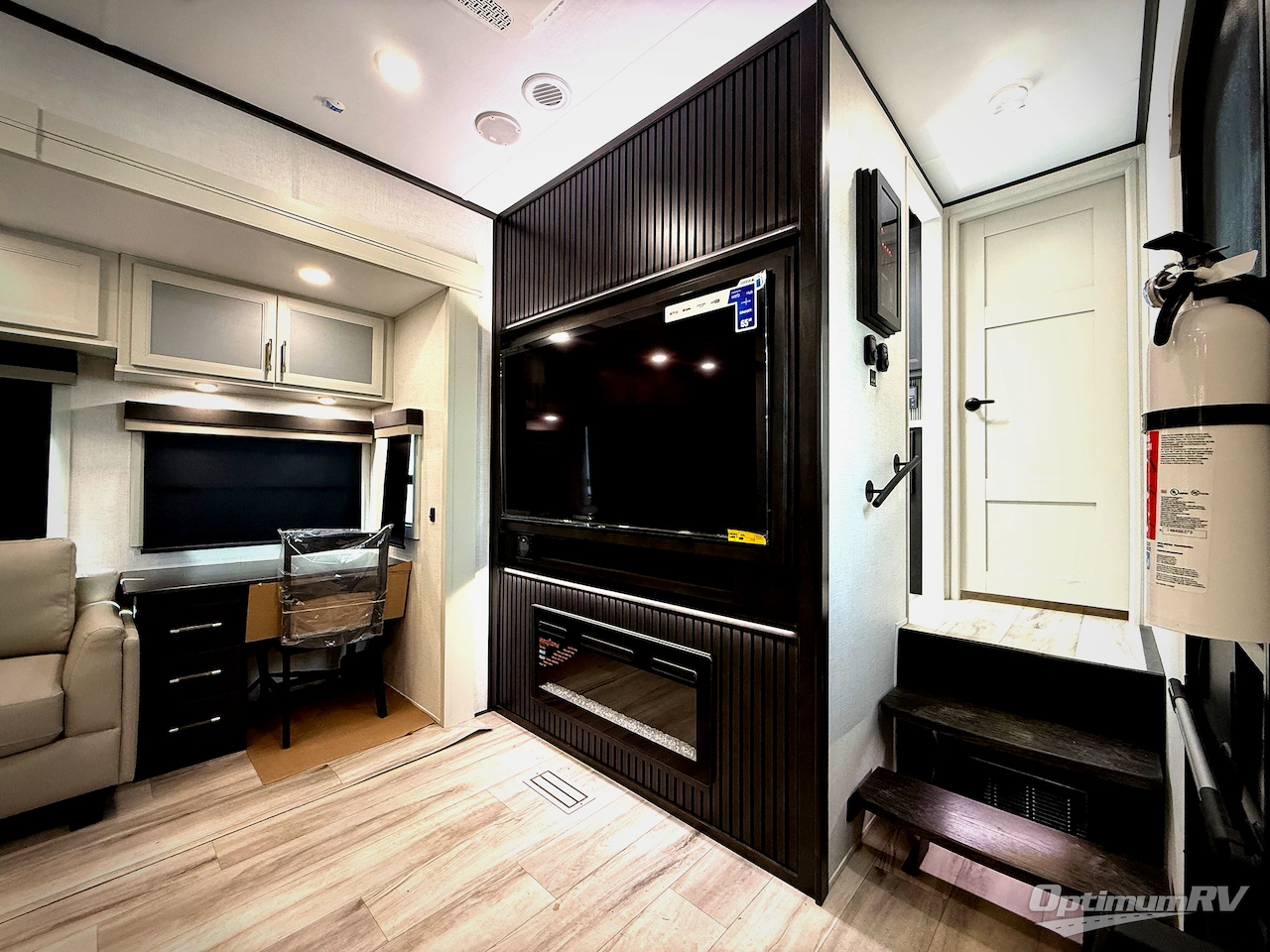 2026 Keystone Alpine Avalanche Edition 366LS Photo 7