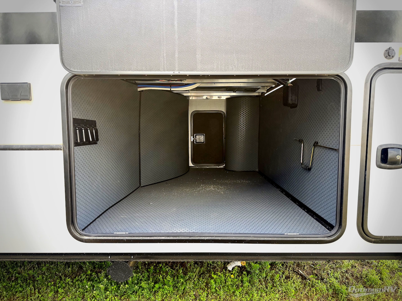 2026 Keystone Alpine Avalanche Edition 366LS Photo 29