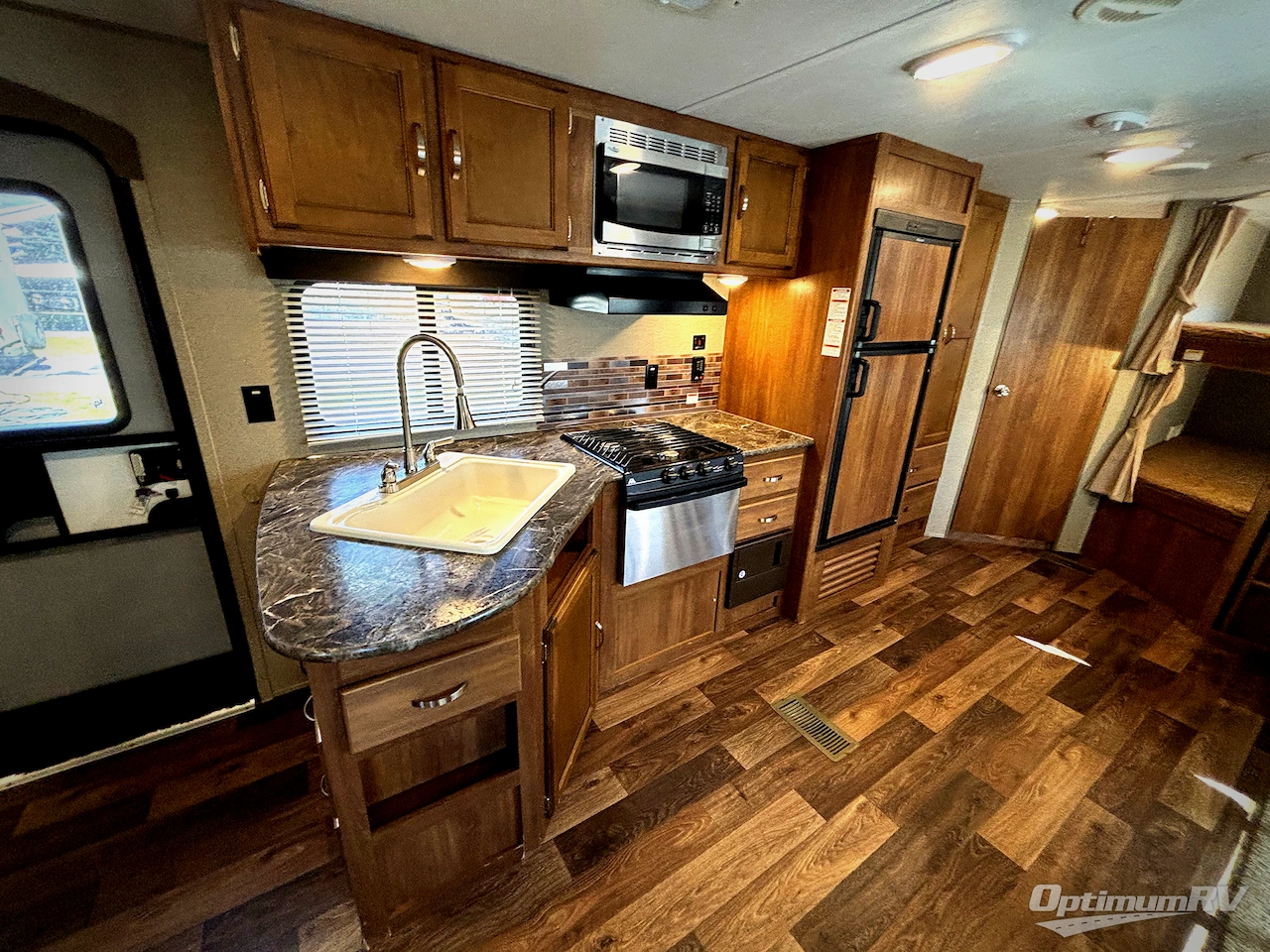 2017 Keystone Summerland 2820BH Photo 8