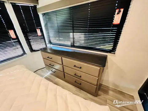 2025 Keystone Retreat 391CLDL RV Photo 3