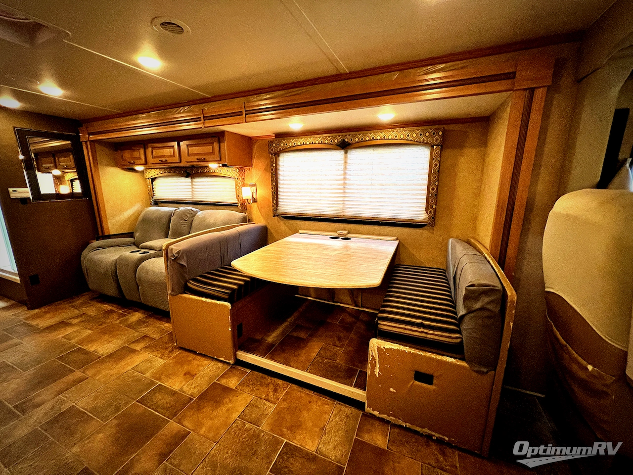 2016 Thor Hurricane 35C Photo 9