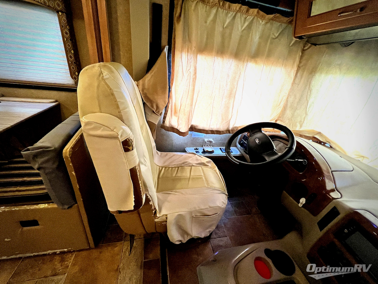 2016 Thor Hurricane 35C Photo 7