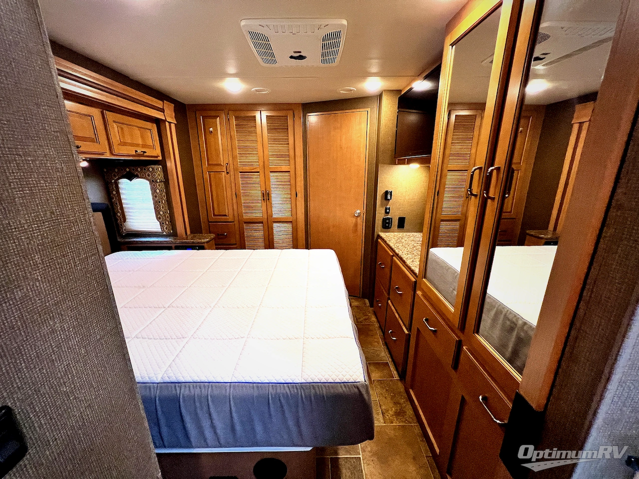 2016 Thor Hurricane 35C Photo 20