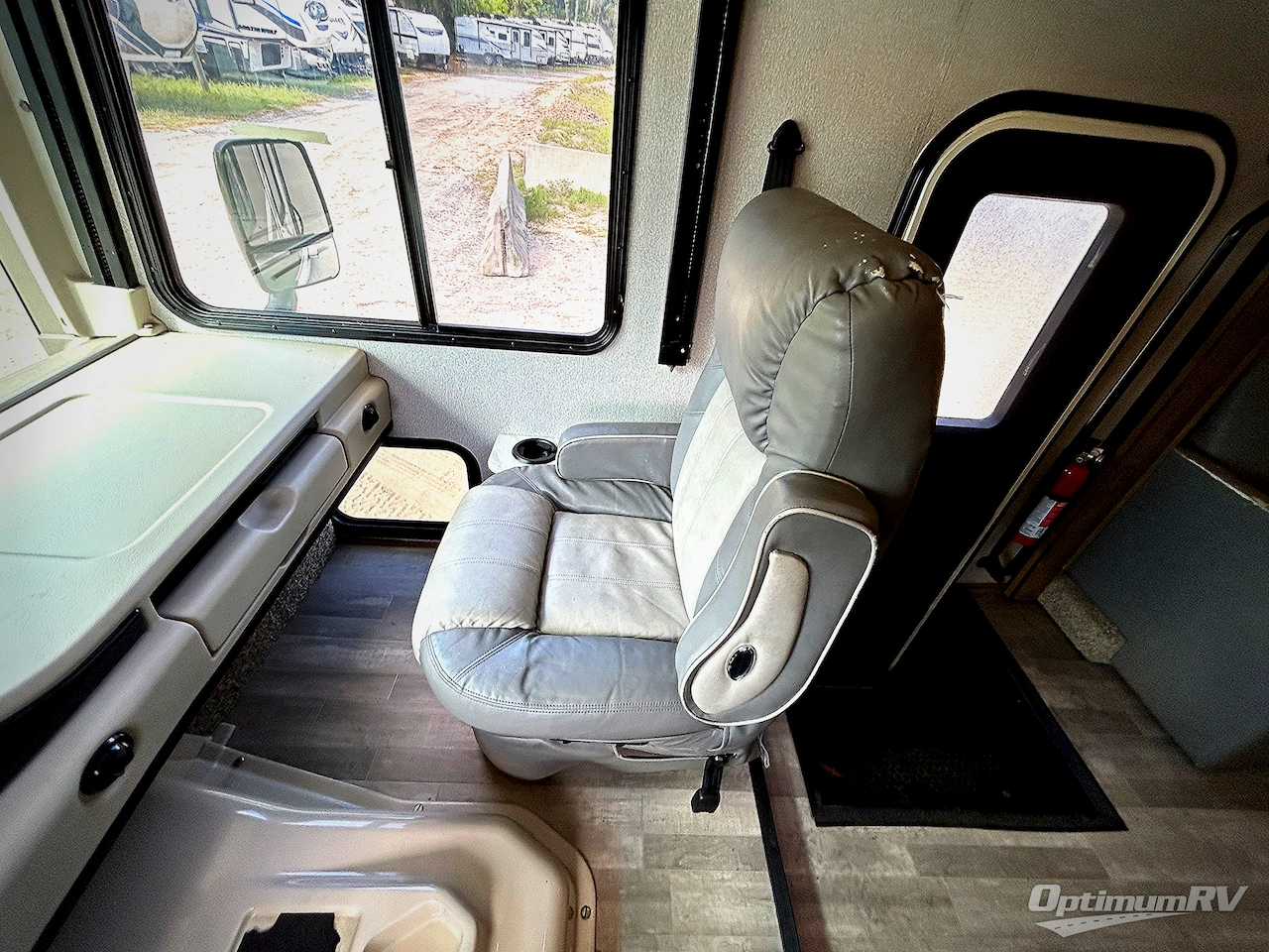 2019 Fleetwood Flair 35R Photo 5