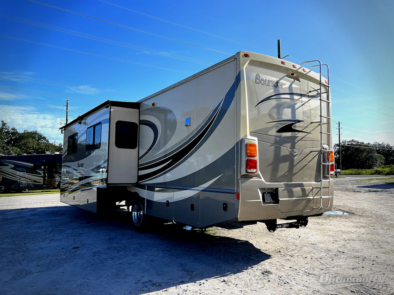 2012 Fleetwood Bounder 35K Photo 2