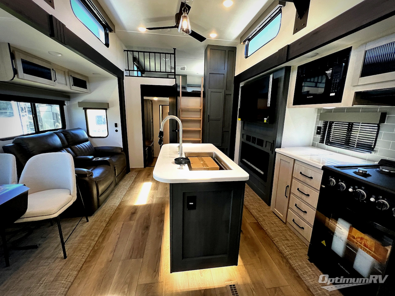 2026 Palomino Puma Destination 421LFT Photo 4