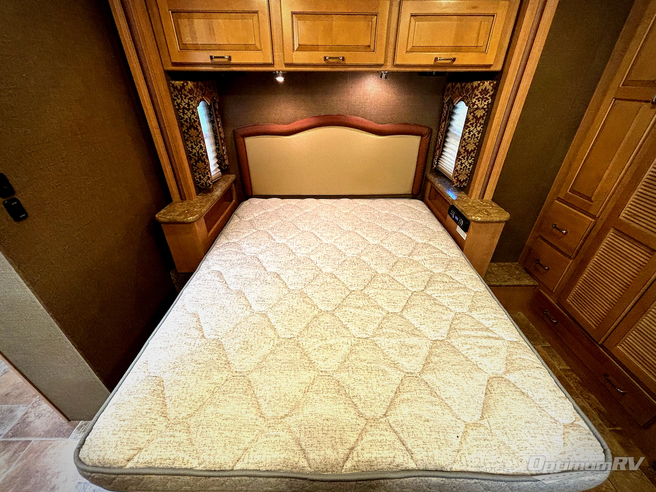 2016 Thor Hurricane 35C Photo 17