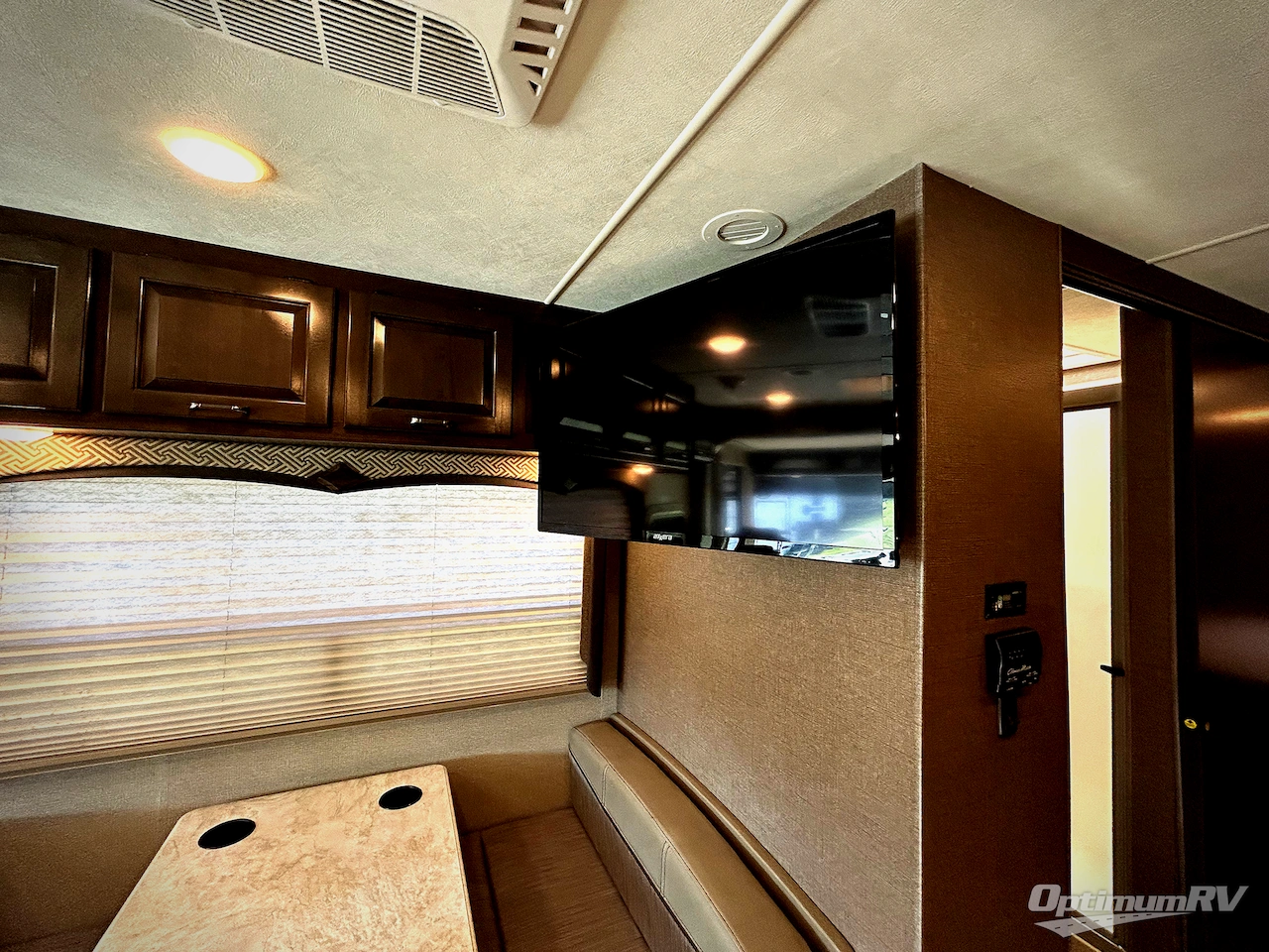 2018 Thor Hurricane 29M Photo 10